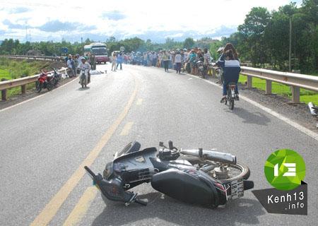 Lao vào lan can 2 công an tử vong