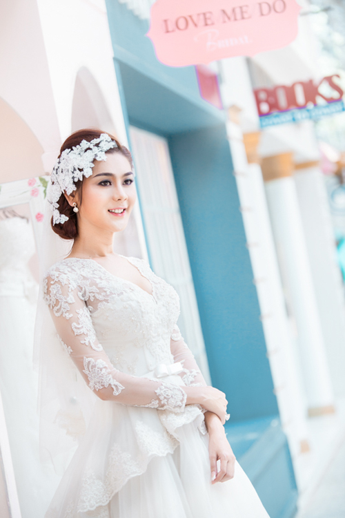 Lâm Chi Khanh mặc váy cưới sau khi chia tay bạn trai hình 1