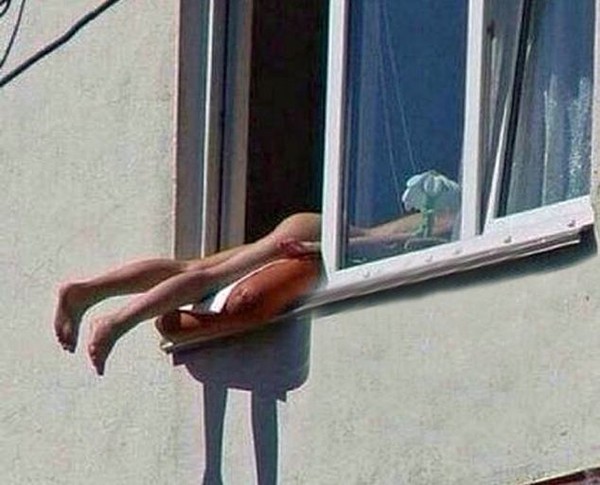 Thiếu nữ khỏa thân tắm nắng bên cửa sổ